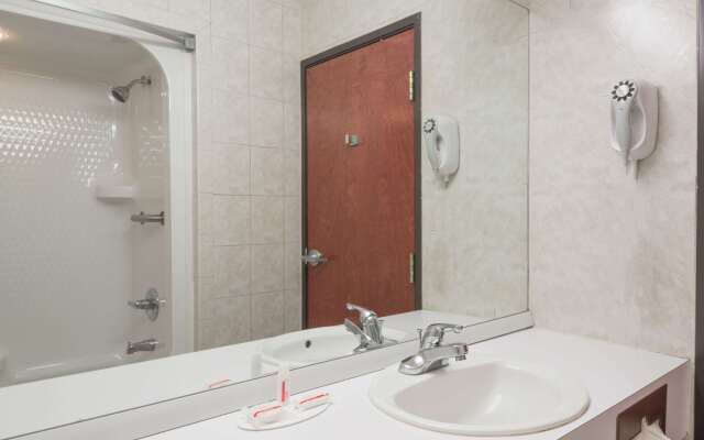 Super 8 by Wyndham Grayson