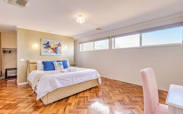 StayAU Family Home in Caroline Springs