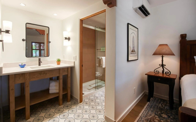 Piñon Court By La Fonda