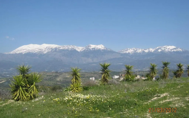 Vrisi Apartments & Villa