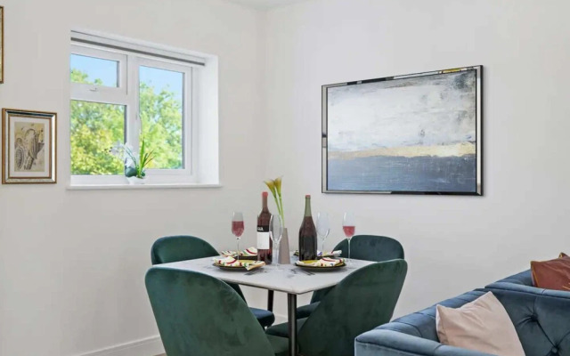 Gorgeous 3 Bedroom Duplex Apartment in West London