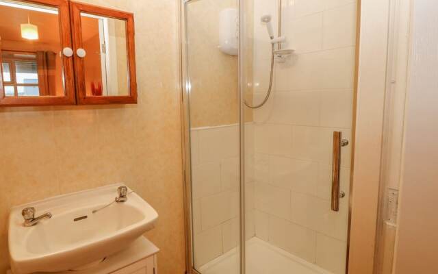 38 Plas Darien. Peredur Suite