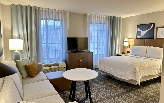 Staybridge Suites Milwaukee West-Oconomowoc by IHG