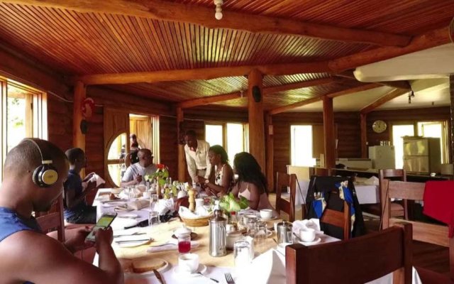Trackers Safari Lodge Bwindi