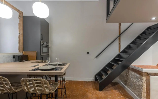 Charming 2 Bdr Old Town
