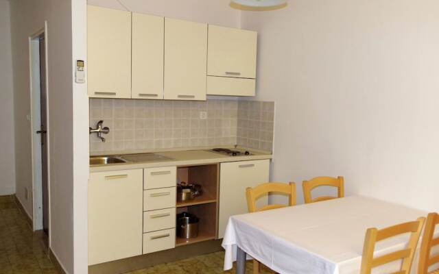 Tidy Apartment With Wifi, 4 km From City of Trogir