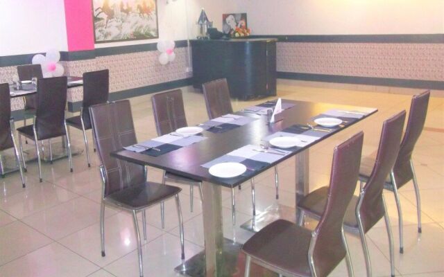 Capital O 10970 Hotel Krishna Palace