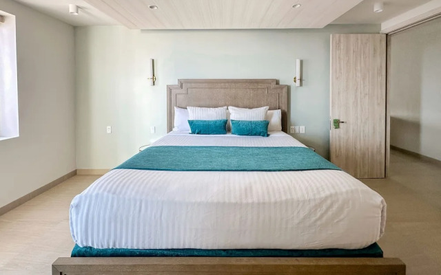 Paradise Found Luxe 2BR Condo in Iconic Location