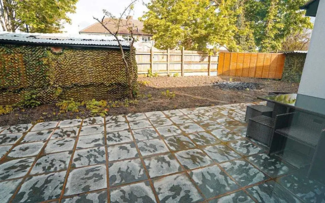 Modern 4-Bedroom Home with Free Parking