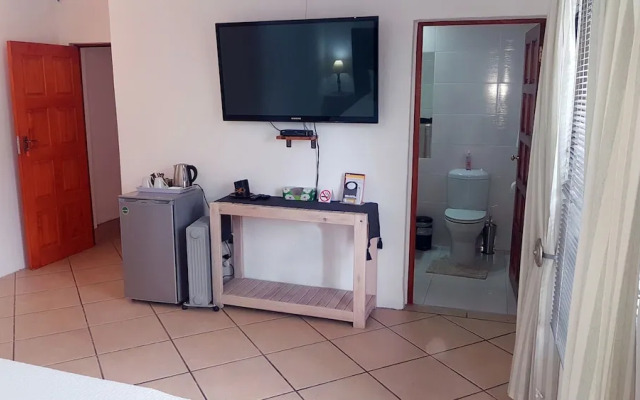 Six Valk Avenue Guest House