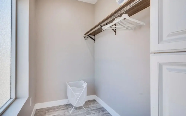 7 Mi to Downtown: East Los Angeles Apartment