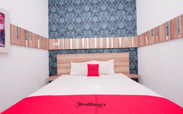 RedDoorz near Plaza Simpang Lima