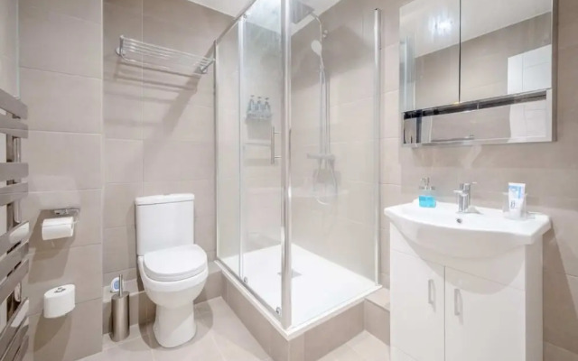 Central 2BD Flat w/ River View Balcony - Vauxhall!