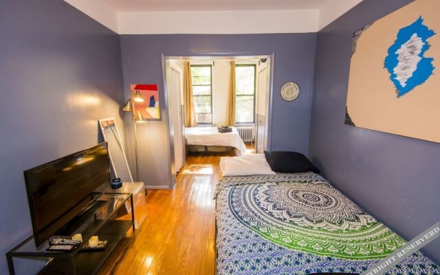 NYC East Village Beach Bungalow Getaway 1Br