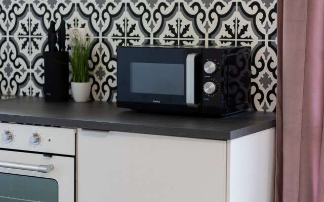 Warsaw Apartment Elekcyjna by Renters