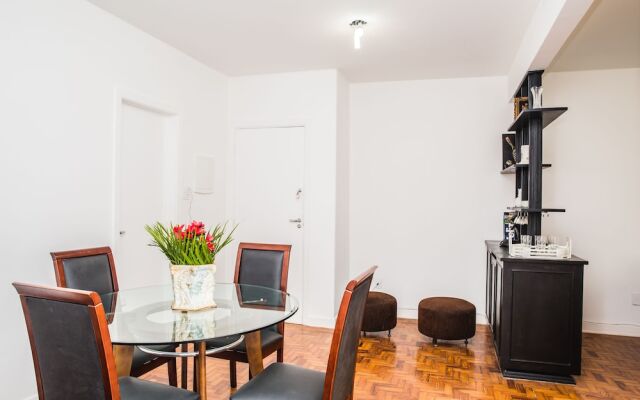 Amplo apartamento no centro, 2 quadras do metrô