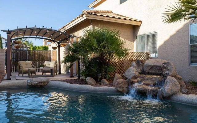 Gilbert Douglas 1 Bedroom Home by RedAwning