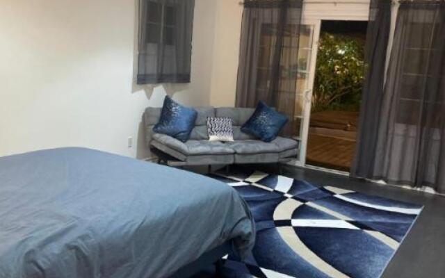 Spacious 1Bed, 1 Bath in Beverly Hills