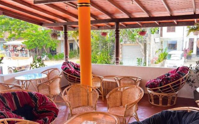 Hummus Hostel & Restaurant