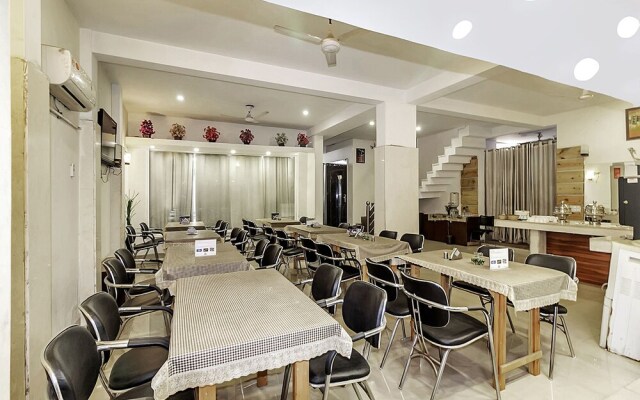 OYO 388 Hotel Signature leaf