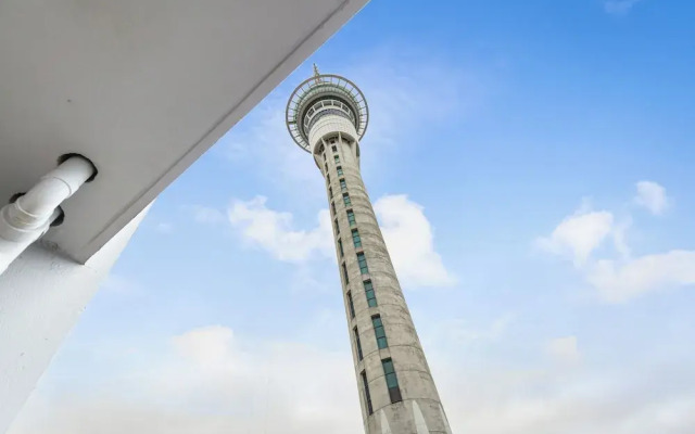 Stylish 2Br Apt With Balcony - Prime Cbd Location!