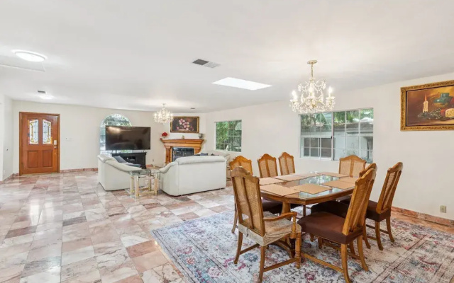 Russell House Near Hollywood & Griffith Park 3 Bedroom Home