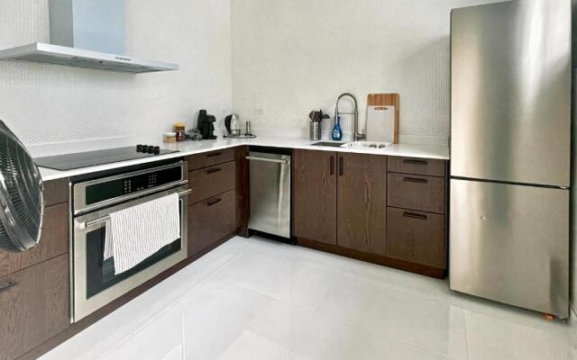 Stunning 3-Bedroom Beachside Apartment