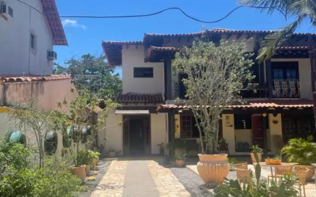 Suíte com varanda vista piscina