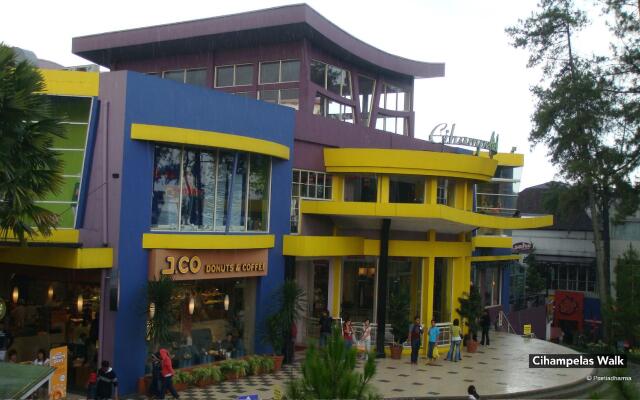 Transit Room at The Jarrdin Apartment