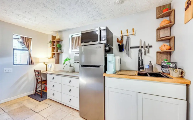 Nurse-ready Guesthouse 3 Mi to Dtwn Jacksonville!