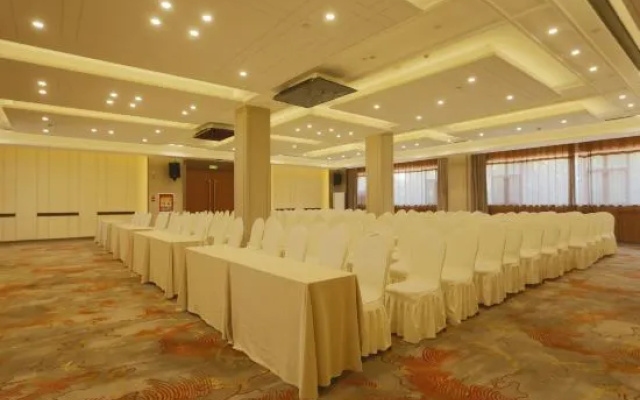 Yining Yili Huacheng Grand Hotel (Kazanqi Scenic Area) – Business – Yining