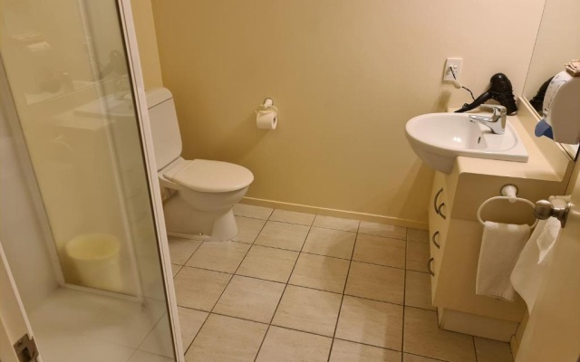 Oceanside Resort Internal Ground Floor Studio unit Own by Privately Mt Maunganui – Bathroom – Tauranga