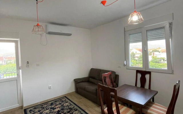 Entire spacious apartment with free parking