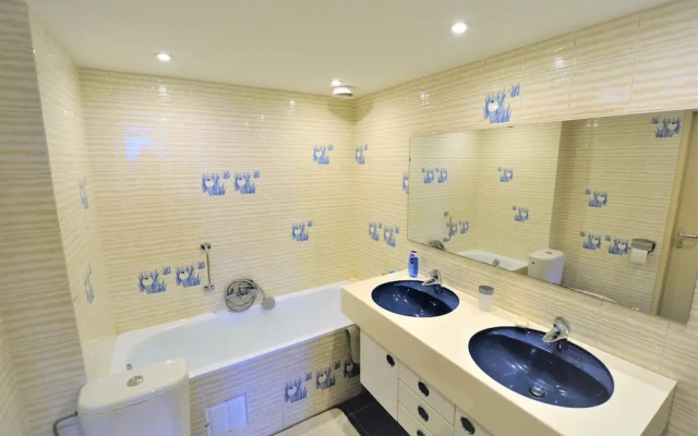 Bright 3-bedroom Apartment With Sea View