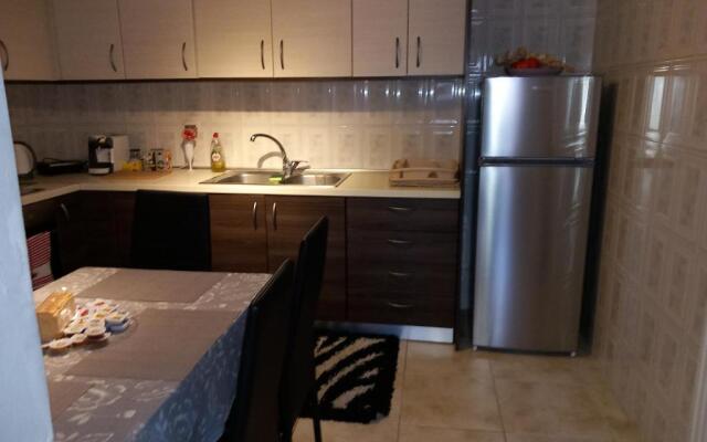 Airport's Close, Cozy Flat for 6 Persons