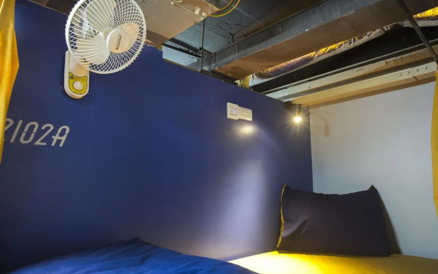 RedDoorz Hostel @ Signature Inn
