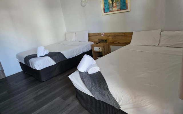 Emerald Central Hotel – Guest Rooms – Emerald