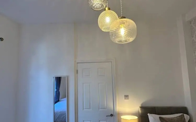 Three Bedroom Home Manchester sleeps 9