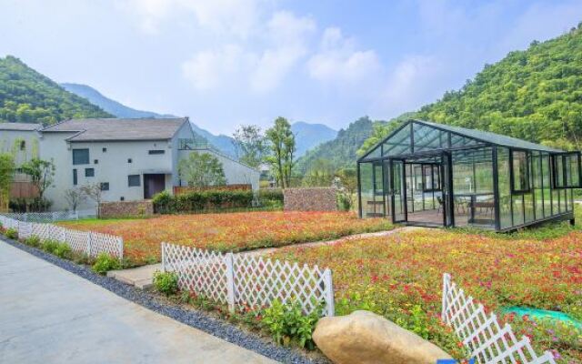 Amber Cloudia Villa Resort