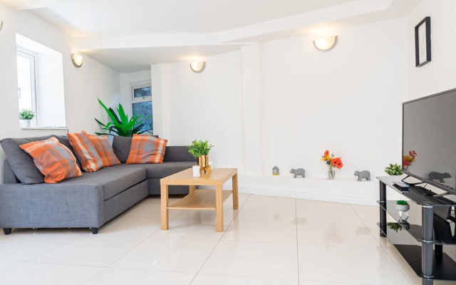 Lovely 2 Bedroom Apartment With Free Parking