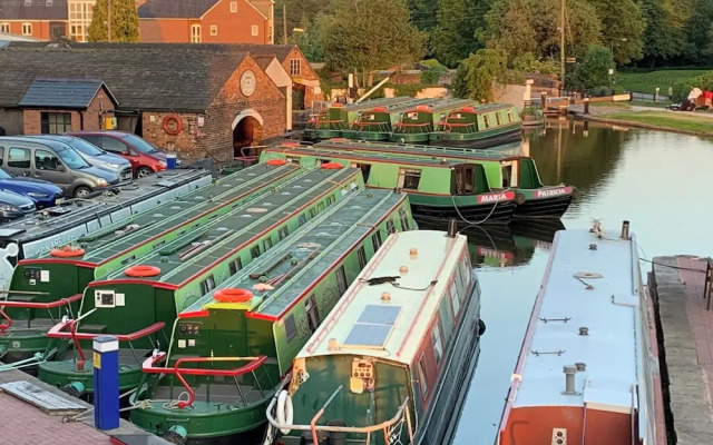 Stone - Boat - Sleeps 4 - Pet Friendly-85ws