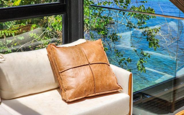 Casa espetacular com 9 suítes, frente mar, completíssima