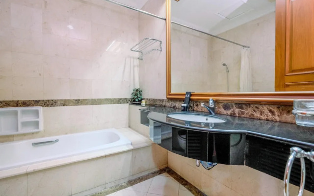 Comfort And Cozy Studio At Roosseno Plaza Apartment