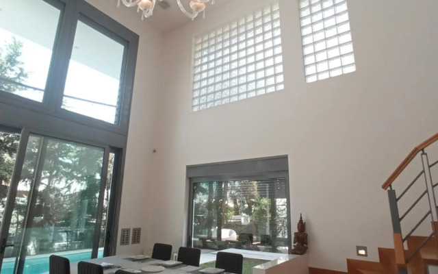 Ultra-Modern Living, Luxe 4BR with Private Outdoor Pool