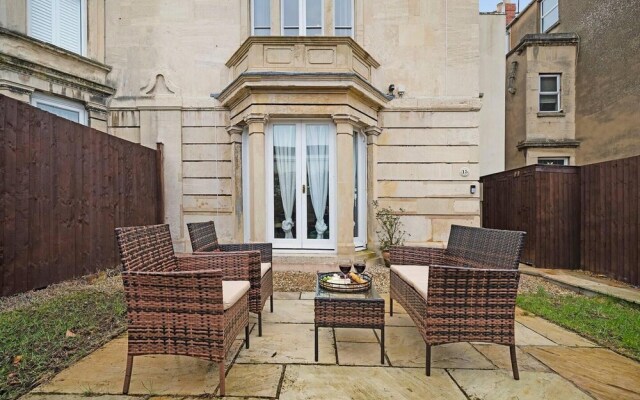 Huge House Pool Table Parking Garden sky tv Wifi