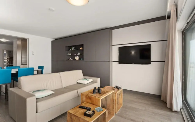 Apartment With Views and Terrace