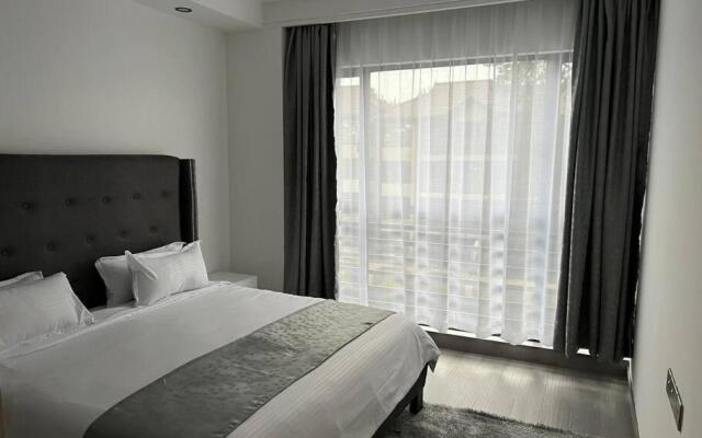 Lovely 2 br serviced apartment with pool