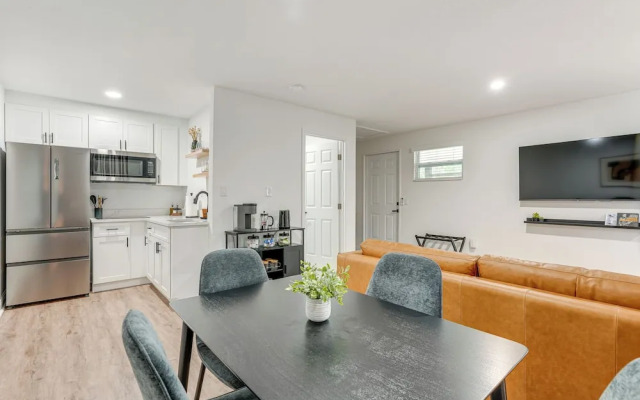 Stylish Lakeland Studio w/ Workspace