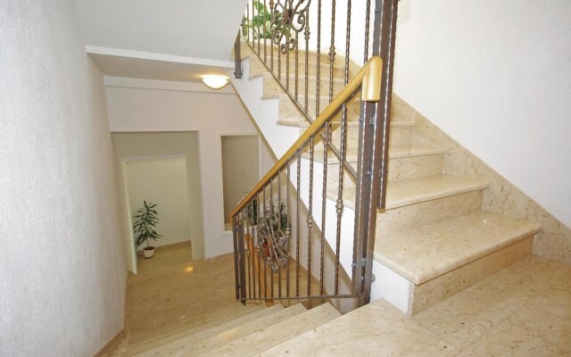 Amazing Home in Makarska With Wifi and 6 Bedrooms