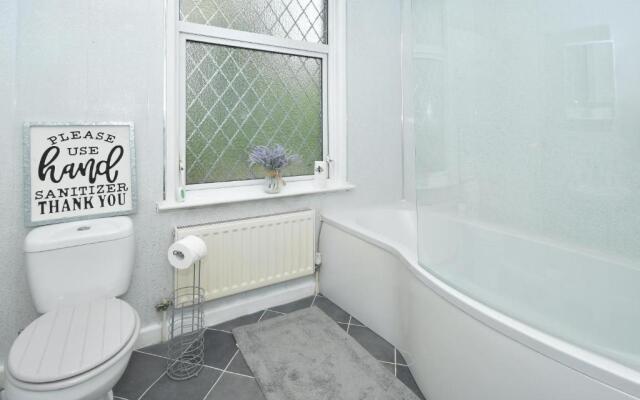 Beautiful 3-bed House by Ministays Stoke-on-trent